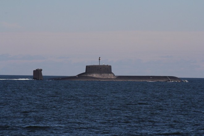 Tàu ngầm và chiến hạm lớn nhất thế giới của Nga duyệt đội hình trên biển - Ảnh 2.