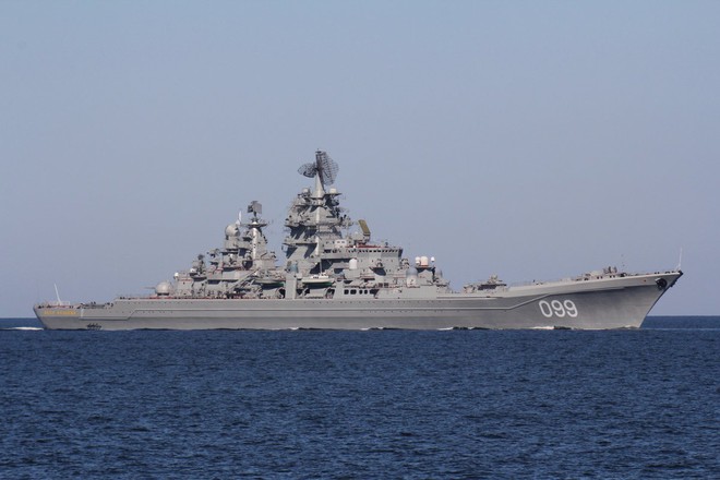 Tàu ngầm và chiến hạm lớn nhất thế giới của Nga duyệt đội hình trên biển - Ảnh 1.