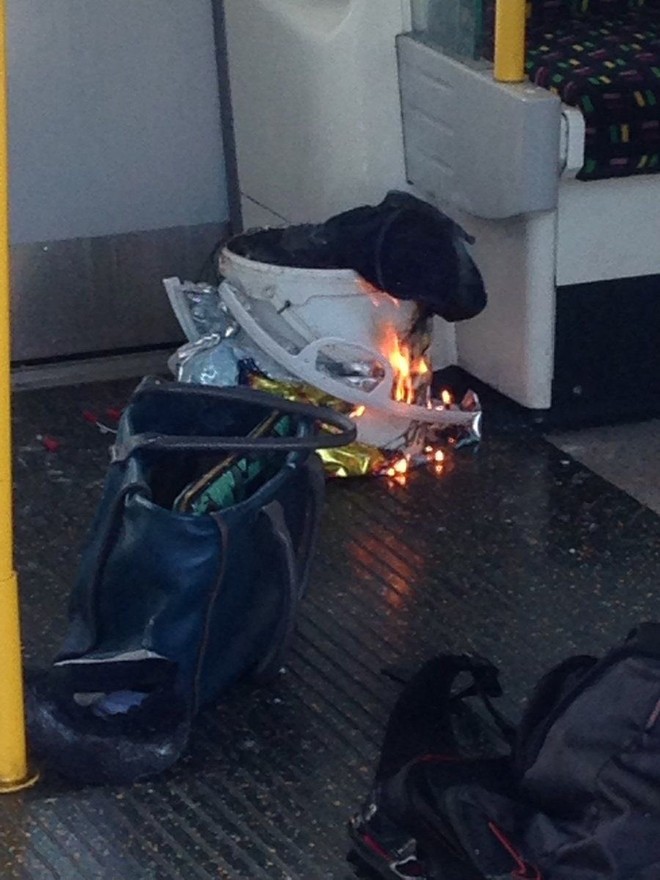 Khủng bố ở ga tàu điện ngầm London, nổ lớn khiến nhiều người bị thương - Ảnh 2.