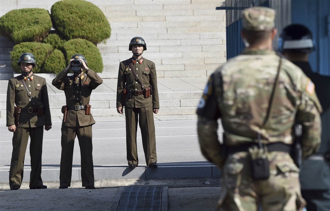 Không nghe Hàn Quốc, vì sao Bộ trưởng QP Mỹ chỉ mặc vest thường đi đến gần Triều Tiên? - Ảnh 1.