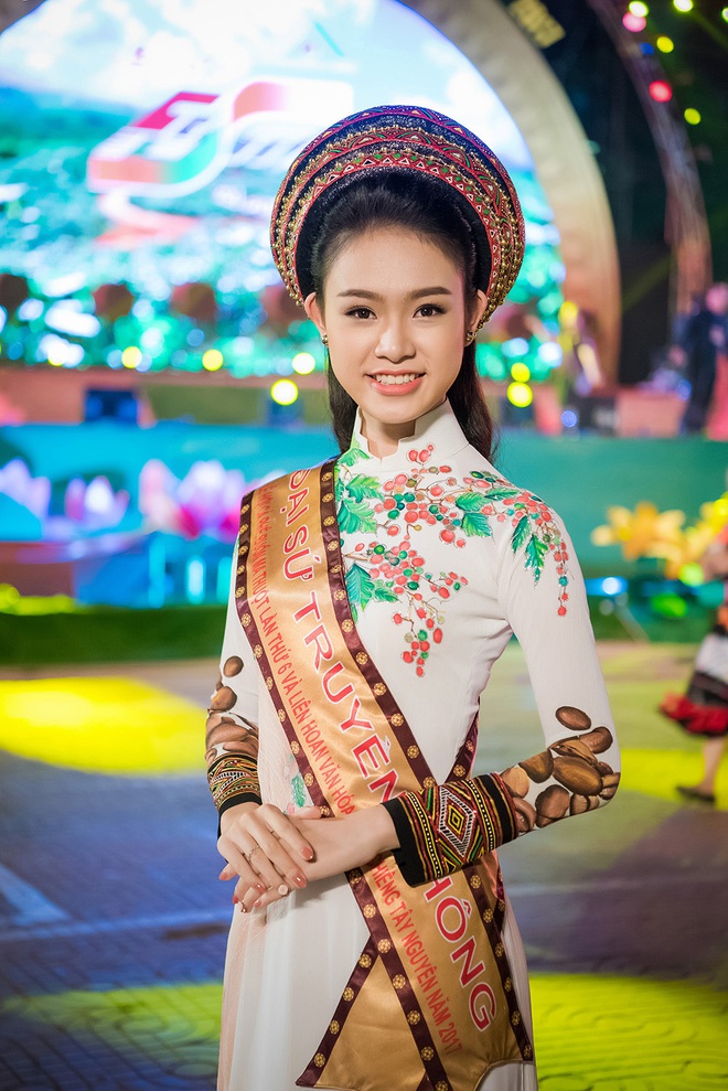 Mỹ nhân học giỏi nhất Hoa hậu Việt Nam 2016 bị ‘bao vây’ tại sự kiện - Ảnh 1.