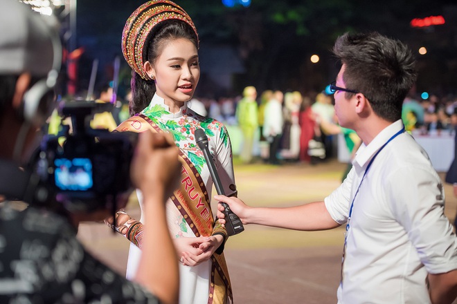 Mỹ nhân học giỏi nhất Hoa hậu Việt Nam 2016 bị ‘bao vây’ tại sự kiện - Ảnh 4.