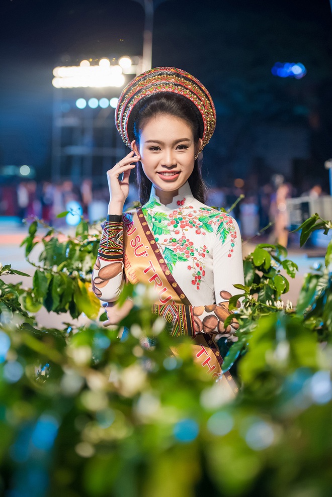 Mỹ nhân học giỏi nhất Hoa hậu Việt Nam 2016 bị ‘bao vây’ tại sự kiện - Ảnh 2.