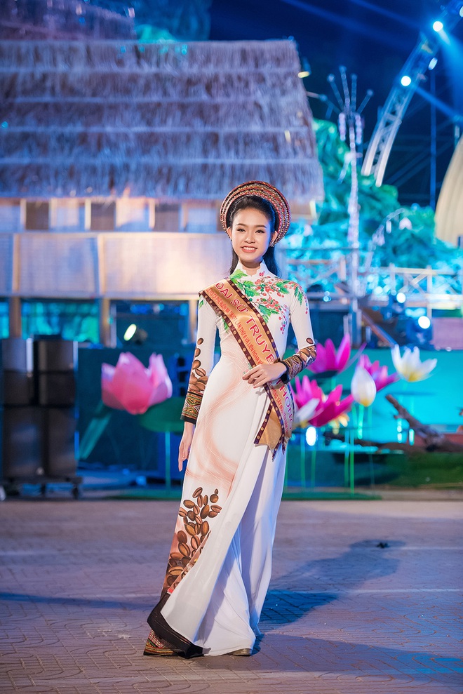 Mỹ nhân học giỏi nhất Hoa hậu Việt Nam 2016 bị ‘bao vây’ tại sự kiện - Ảnh 3.