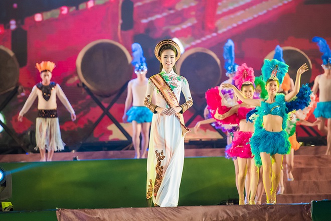 Mỹ nhân học giỏi nhất Hoa hậu Việt Nam 2016 bị ‘bao vây’ tại sự kiện - Ảnh 6.
