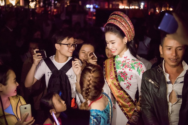Mỹ nhân học giỏi nhất Hoa hậu Việt Nam 2016 bị ‘bao vây’ tại sự kiện - Ảnh 9.