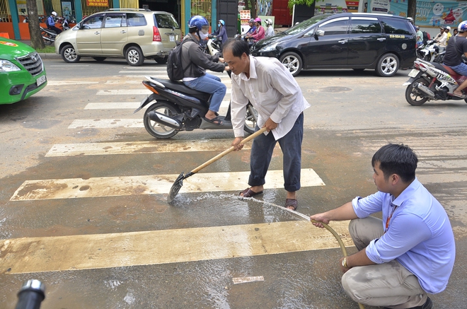 Trên đường đi làm, ông Đoàn Ngọc Hải gọi điện bắt phạt ngay đơn vị rải bùn ra đường - Ảnh 1.