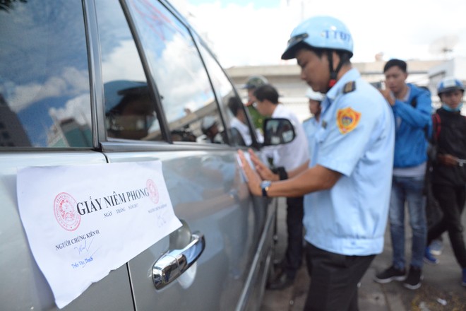 Lái xe xin tự đi xe về phường, ông Đoàn Ngọc Hải: Anh hãy thông cảm và chấp hành cho tốt - Ảnh 4.