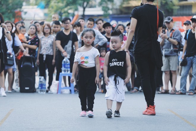 Các em nhỏ náo loạn phố đi bộ Hà Nội khi dạy nhảy cho du khách nước ngoài  - Ảnh 13.