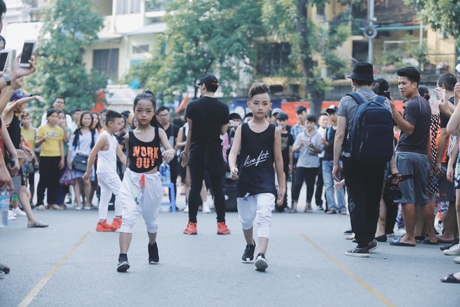 Các em nhỏ náo loạn phố đi bộ Hà Nội khi dạy nhảy cho du khách nước ngoài  - Ảnh 15.