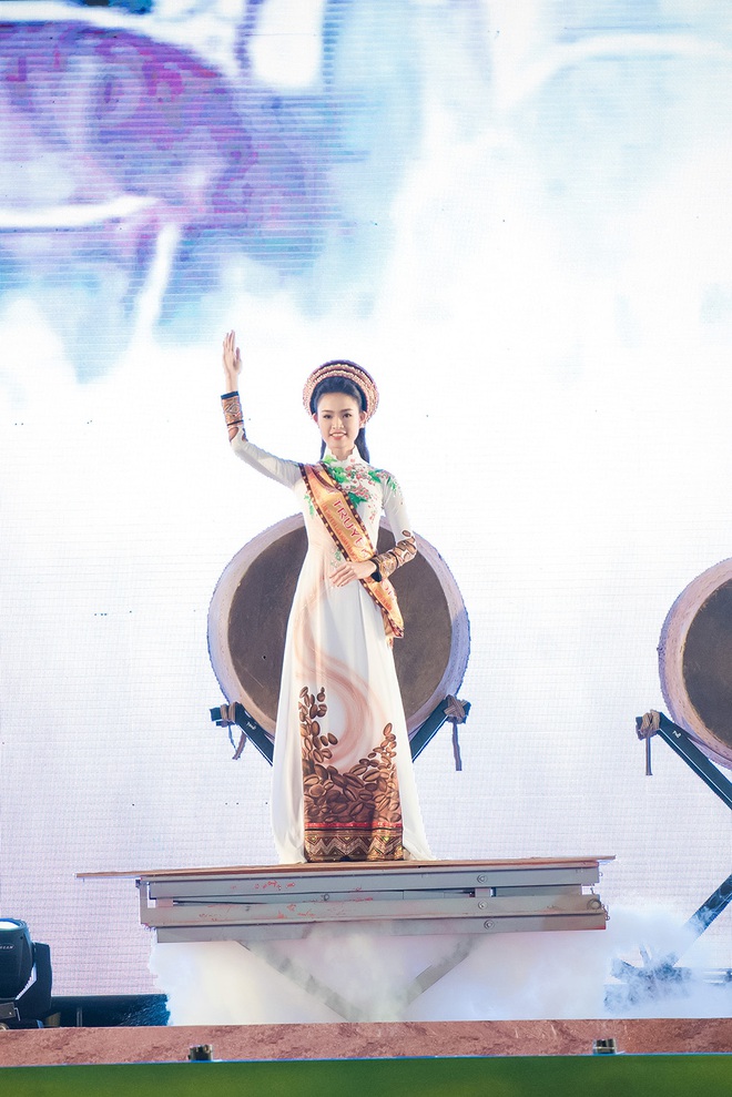 Mỹ nhân học giỏi nhất Hoa hậu Việt Nam 2016 bị ‘bao vây’ tại sự kiện - Ảnh 5.