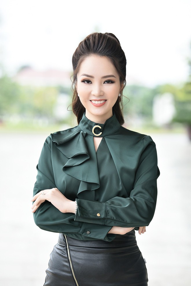 MC Thụy Vân xinh đẹp bên nhà thiết kế Đỗ Trịnh Hoài Nam - Ảnh 3.