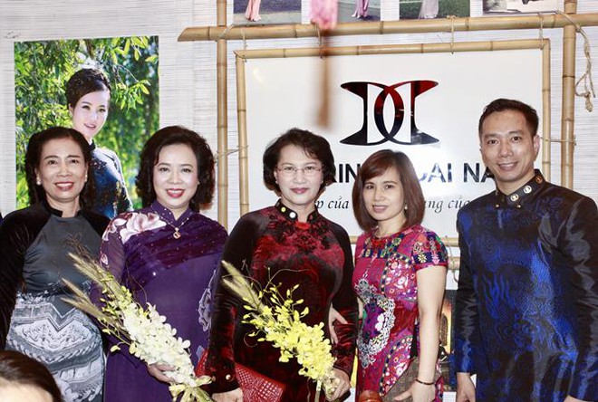 Gặp nhà thiết kế áo dài trong lễ tuyên thệ của Chủ tịch QH Nguyễn Thị Kim Ngân - Ảnh 3.