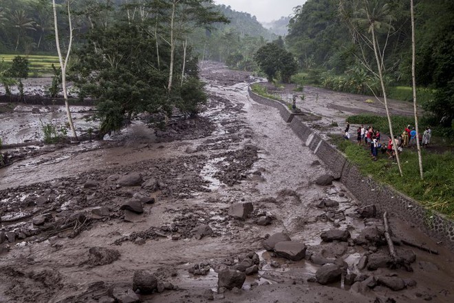 Núi lửa Agung tiếp tục phụt cột khói cao 4000m bất kể ngày đêm: Những thông tin mới nhất - Ảnh 6.