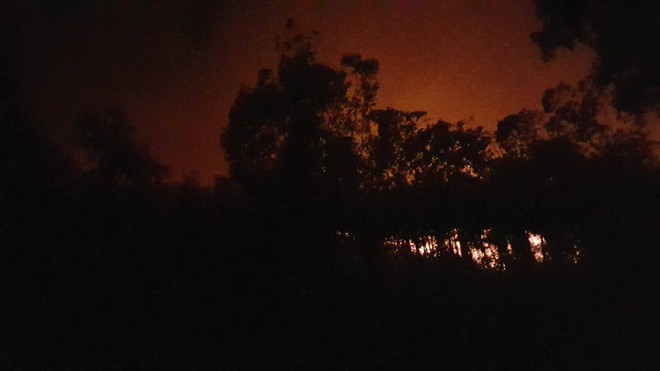 Hà Nội: Hơn 2000 người trắng đêm khống chế vụ cháy rừng lớn nhất, lâu nhất trong lịch sử - Ảnh 11.