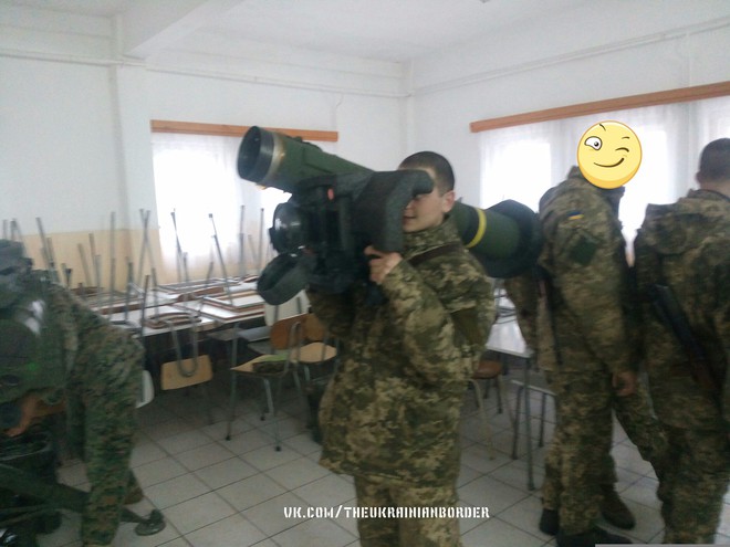 Ác mộng của quân ly khai miền Đông: Quân đội Ukraine đã có tên lửa chống tăng Javelin - Ảnh 1.