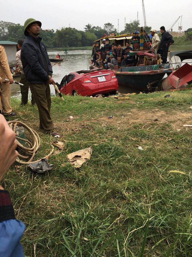 Trục vớt ô tô từ dưới sông lên, người đàn ông tử vong trong xe - Ảnh 1.