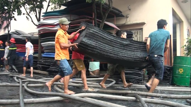 Phó Chủ tịch TP.HCM, Giám đốc Cảnh sát PCCC ra hiện trường chỉ đạo chữa cháy nhà máy nhựa - Ảnh 6.