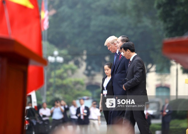 [ẢNH] Toàn cảnh lễ đón chính thức Tổng thống Mỹ Donald Trump tại Hà Nội - Ảnh 2.