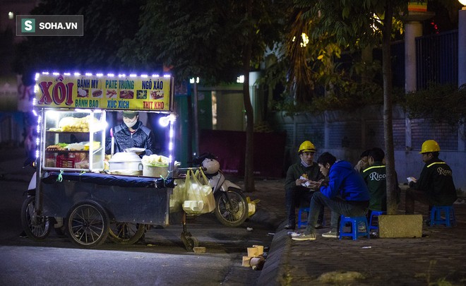 Hà Nội la liệt đốm lửa nhỏ trong đêm đông giá rét - Ảnh 8.