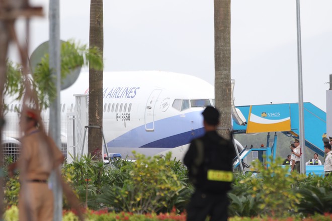 Loạt máy bay chở các quan chức cấp cao kinh tế-ngoại giao dự APEC đáp xuống Đà Nẵng - Ảnh 4.