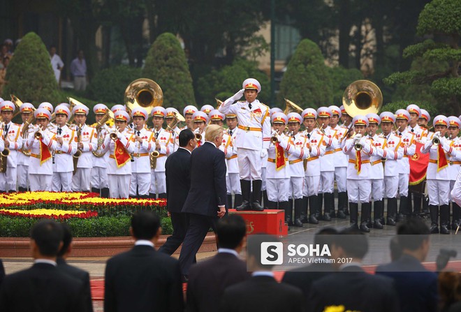 [ẢNH] Toàn cảnh lễ đón chính thức Tổng thống Mỹ Donald Trump tại Hà Nội - Ảnh 4.