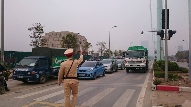 Hàng chục xe bị phạt lấn làn BRT ngay ngày đầu tiên - Ảnh 2.