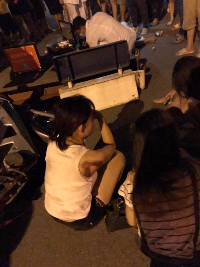 Hà Nội: Xe máy chở 4 cô gái tông dải phân cách trong đêm, một người rách đùi - Ảnh 1.