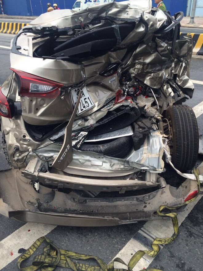 Xe Mazda bẹp rúm sau va chạm với xe đầu kéo, một người tử vong - Ảnh 1.