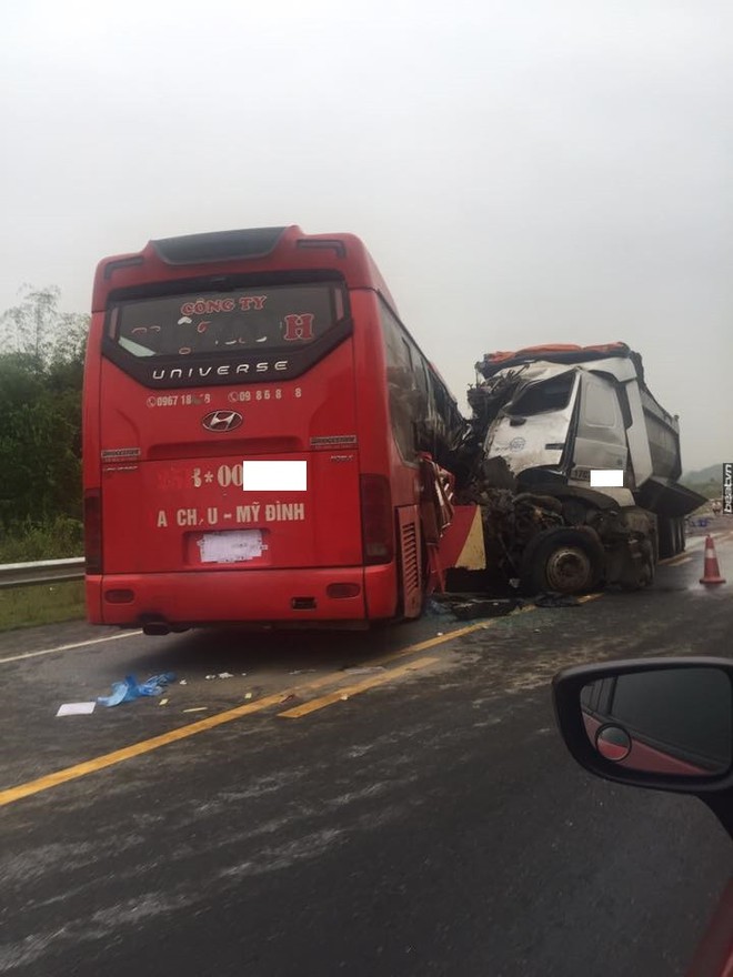 Tai nạn giao thông ở cao tốc Nội Bài - Lào Cai: Xe khách đấu đầu với xe tải.