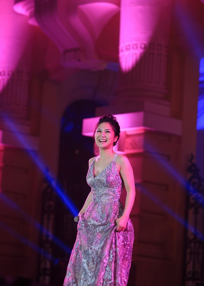 Gặp sự cố, Hương Tràm vẫn hát live Em gái mưa cực đỉnh, khiến khán giả phát cuồng - Ảnh 1.