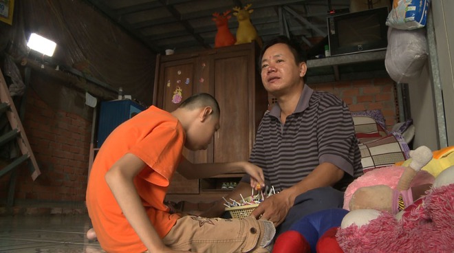 Bố đơn thân nuôi 2 con bị bệnh teo não đi thi hát khiến Trấn Thành, Cẩm Ly ngưỡng mộ và bật khóc - Ảnh 7.