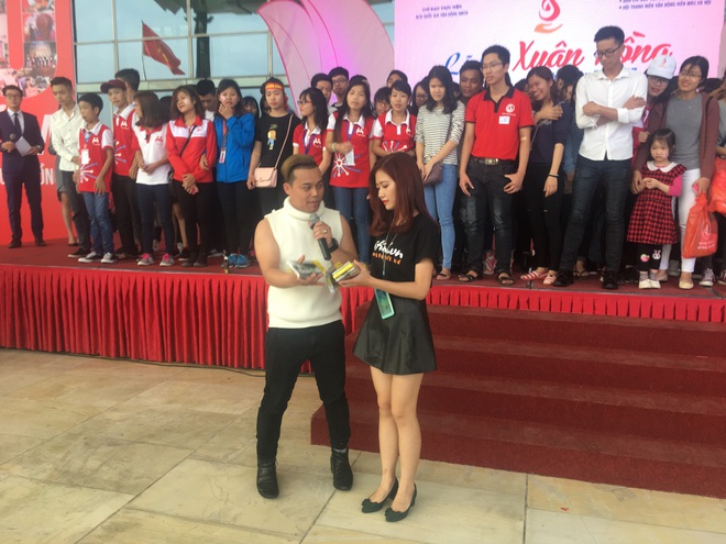 Suýt sập khán đài vì Nguyễn Love - Kem Xôi TV tại lễ hội Xuân Hồng - Ảnh 2.