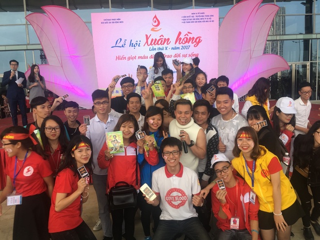 Suýt sập khán đài vì Nguyễn Love - Kem Xôi TV tại lễ hội Xuân Hồng - Ảnh 3.