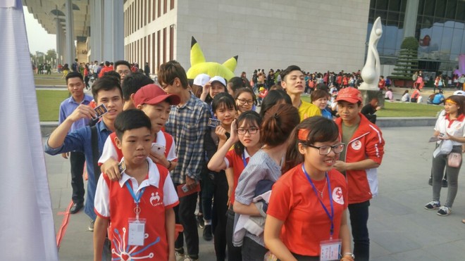 Suýt sập khán đài vì Nguyễn Love - Kem Xôi TV tại lễ hội Xuân Hồng - Ảnh 4.