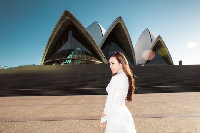 Hoa hậu Hoàng Dung chụp ảnh áo dài tại Úc - Ảnh 2.