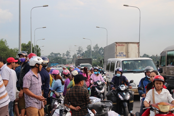 Mặc bạn gái hô hoán, nam thanh niên gieo mình xuống sông Sài Gòn - Ảnh 1.