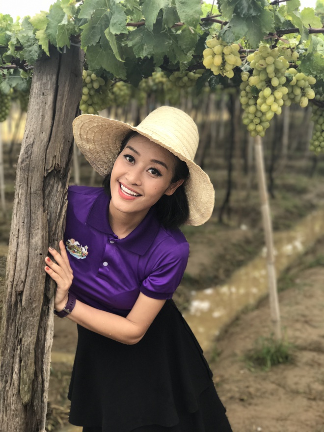 MC Phí Thùy Linh chụp ảnh nhí nhảnh ở vườn nho - Ảnh 5.