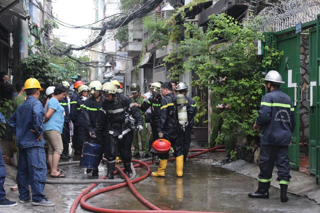 TP HCM: Cảnh sát “đội mưa” chữa cháy căn nhà nằm sâu trong hẻm - Ảnh 2.