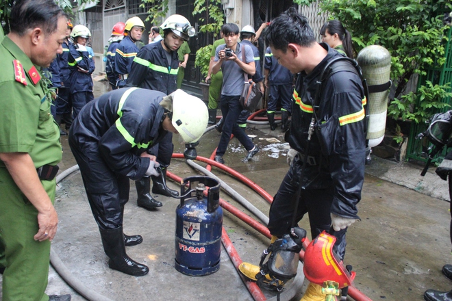 TP HCM: Cảnh sát “đội mưa” chữa cháy căn nhà nằm sâu trong hẻm - Ảnh 3.