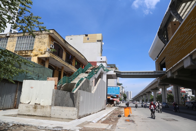 Đường sắt trên cao Cát Linh Hà Đông như bãi chiến trường 10 ngày trước mốc chạy thử - Ảnh 2.