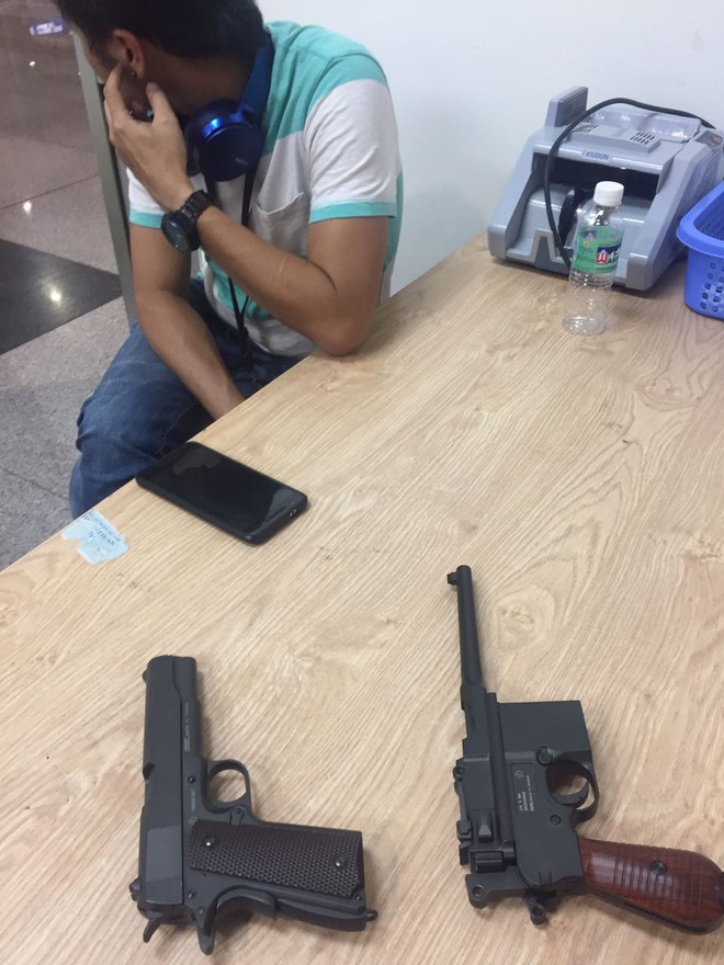 Nam hành khách mang theo 2 khẩu súng qua sân bay Tân Sơn Nhất - Ảnh 1.
