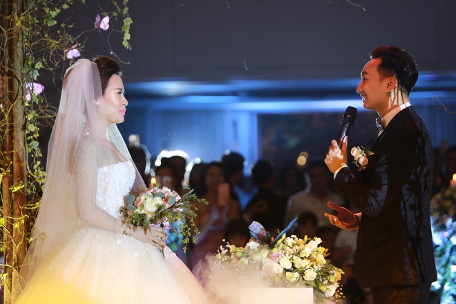 Chú rể Thành Trung phải ký hợp đồng hôn nhân ngay tại đám cưới - Ảnh 9.