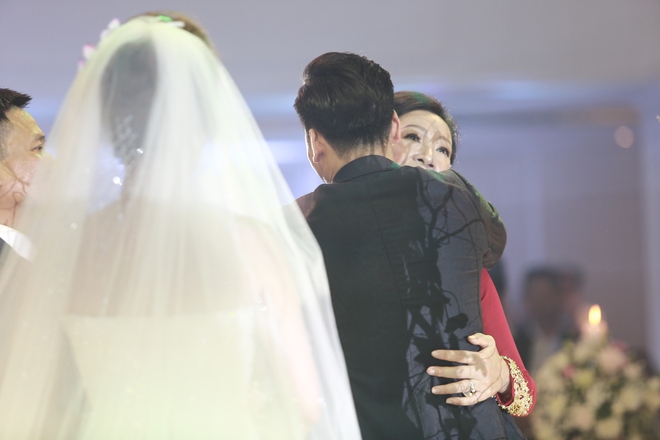 Chú rể Thành Trung phải ký hợp đồng hôn nhân ngay tại đám cưới - Ảnh 11.