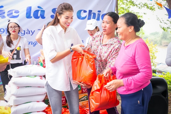 Phạm Hương đi dép lê, vác gạo ra bãi đá sông Hồng - Ảnh 7.