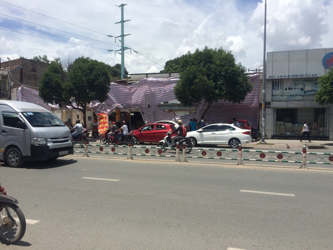 Nhiều xe ô tô của tài xế GrabCar bị nam thanh niên đập phá ở Sài Gòn - Ảnh 1.