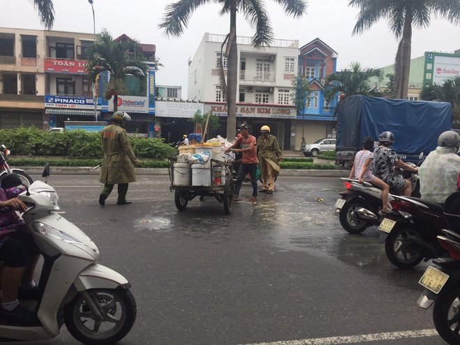 Nhiều người dân cảm kích dừng xe sau hành động đẹp của CSGT Đà Nẵng giữa cơn mưa - Ảnh 1.