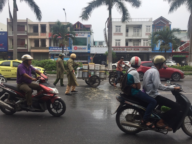 Nhiều người dân cảm kích dừng xe sau hành động đẹp của CSGT Đà Nẵng giữa cơn mưa - Ảnh 2.