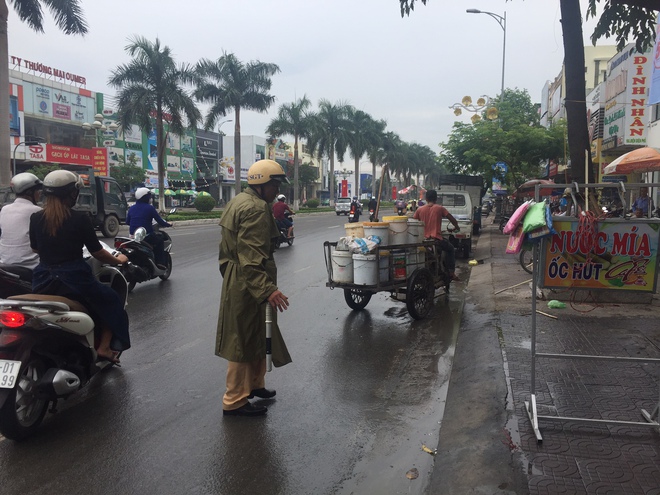 Nhiều người dân cảm kích dừng xe sau hành động đẹp của CSGT Đà Nẵng giữa cơn mưa - Ảnh 6.