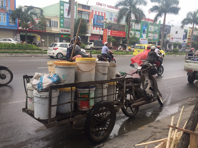 Nhiều người dân cảm kích dừng xe sau hành động đẹp của CSGT Đà Nẵng giữa cơn mưa - Ảnh 5.